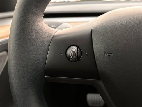 Used 2023 Tesla Model Y Performance image 14