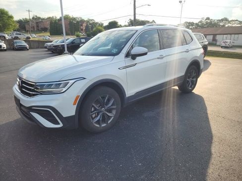 Certified 2023 Volkswagen Tiguan SE w/ Panoramic Sunroof Package FWD image 32