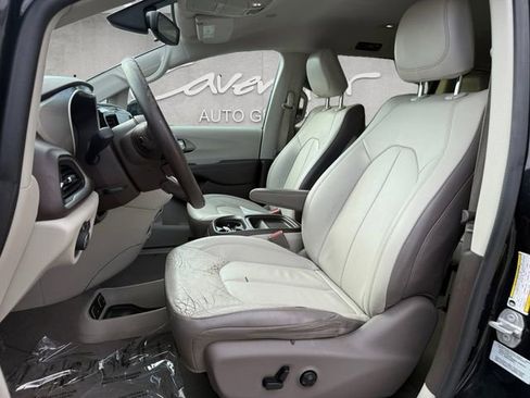 Used 2017 Chrysler Pacifica Touring-L image 11