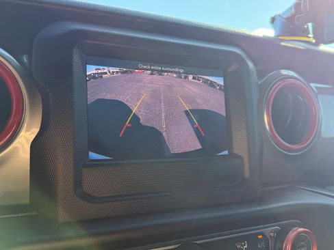 Used 2018 Jeep Wrangler Unlimited Sahara image 29