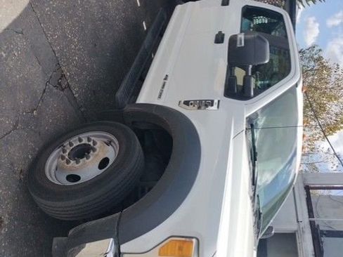 Used 2017 Ford F550 2WD Crew Cab Super Duty image 3