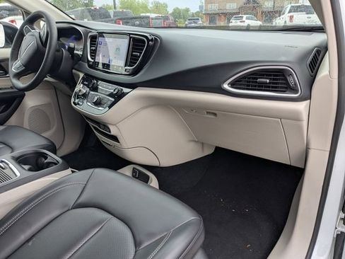 Used 2023 Chrysler Pacifica Touring-L FWD image 12