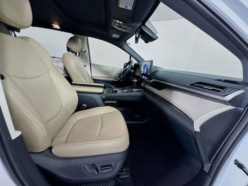 Used 2022 Toyota Sienna XLE image 31