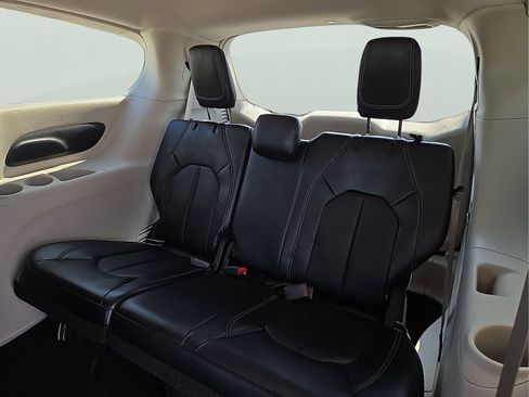 Used 2024 Chrysler Pacifica Touring-L FWD image 10
