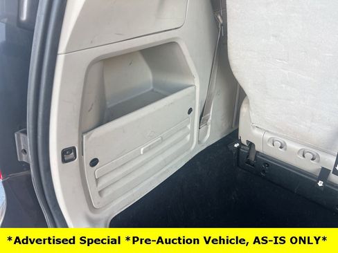 Used 2015 Chrysler Town & Country Touring image 27