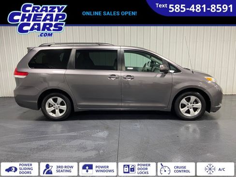 Used 2014 Toyota Sienna LE image 1
