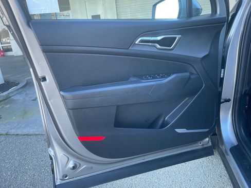 Used 2025 Kia Sportage LX image 18