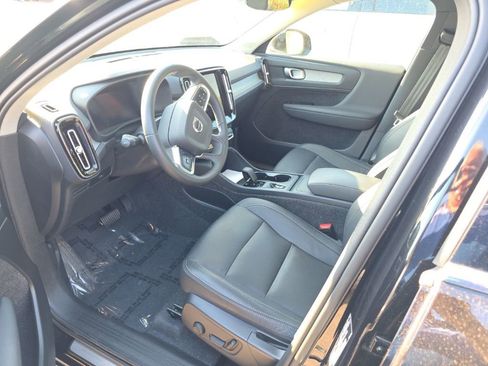 Used 2025 Volvo XC40 B5 Core image 4