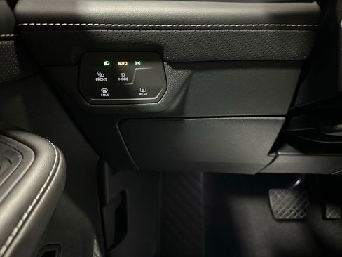 Used 2025 Volkswagen Atlas Cross Sport SE image 17