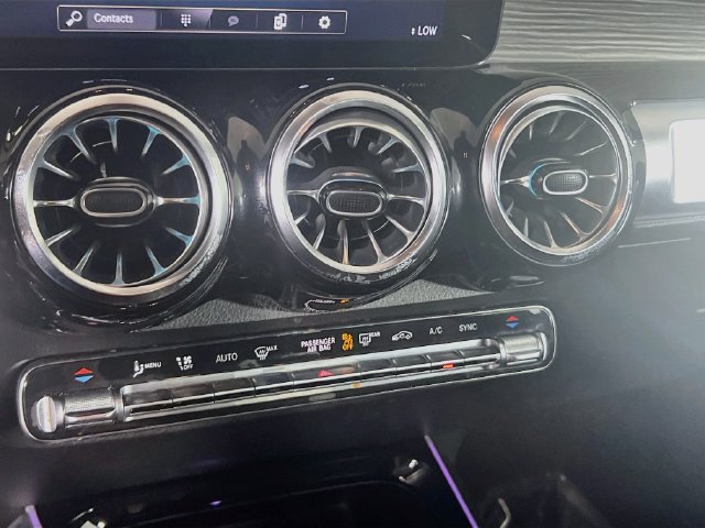 Used 2023 Mercedes-Benz GLB 250 4MATIC w/ Premium Package image 11
