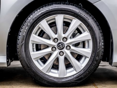 Used 2018 Toyota Camry LE image 34