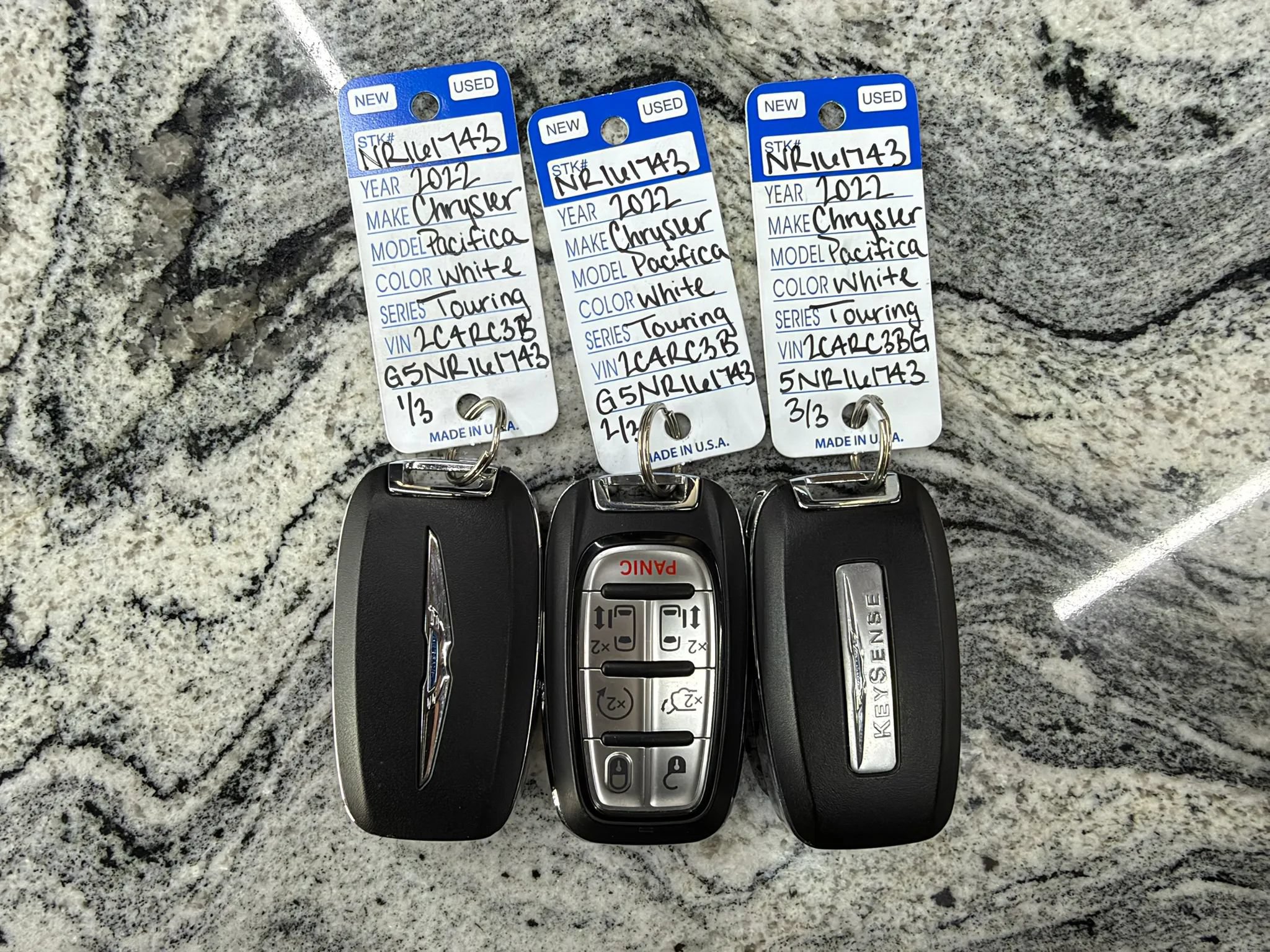 Used 2022 Chrysler Pacifica Touring-L w/ Uconnect Theater Family Group AWD/4WD image 9