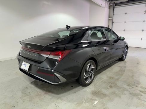 Used 2025 Hyundai Elantra SEL FWD image 7