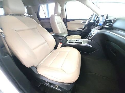 Used 2023 Ford Explorer XLT w/ Equipment Group 202A AWD/4WD image 29