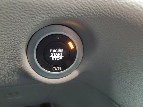 Used 2017 Chrysler Pacifica Touring-L image 17