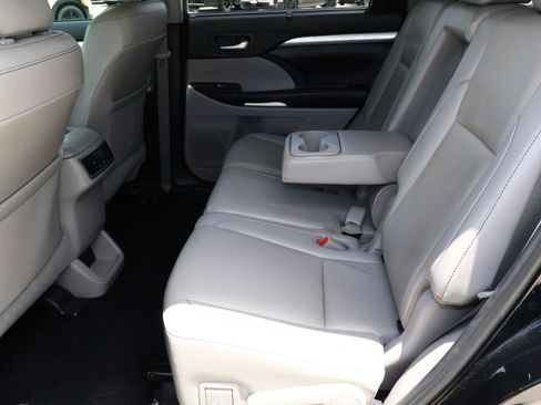 Used 2019 Toyota Highlander XLE FWD image 19