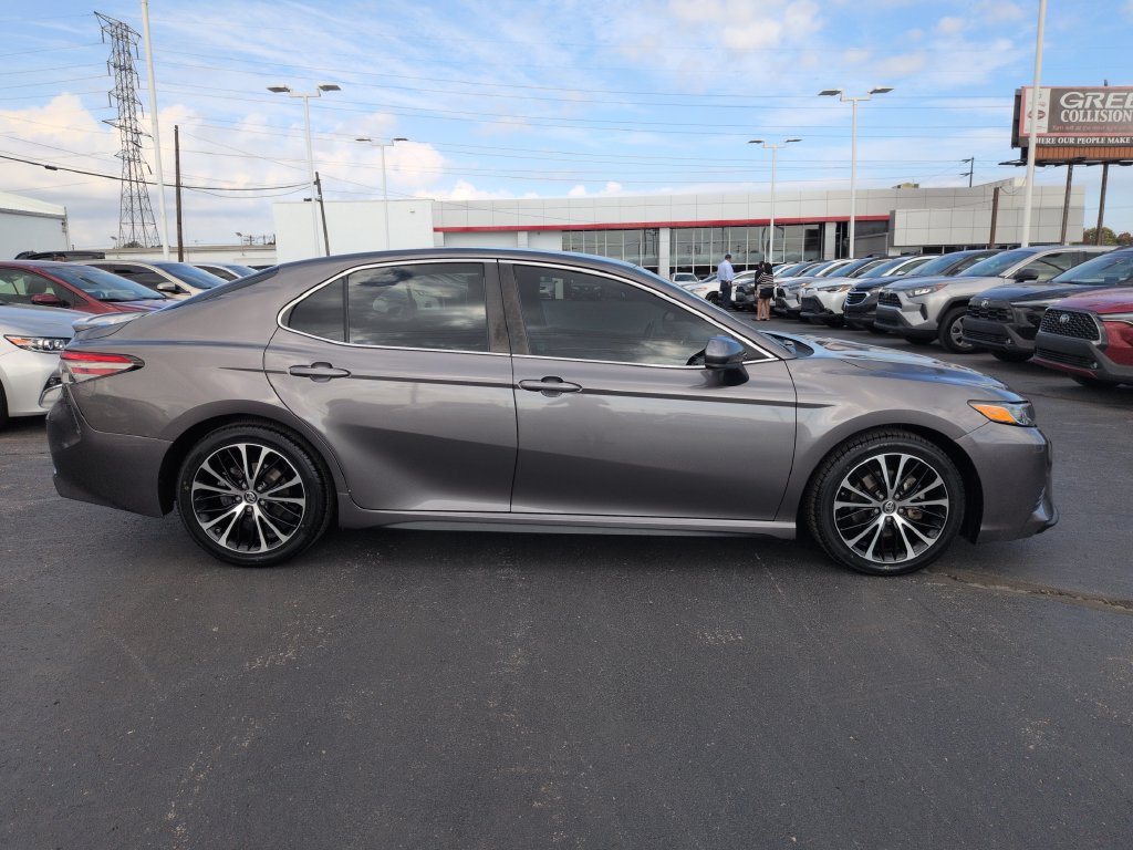 Used 2018 Toyota Camry SE w/ Accessory Appearance Package FWD image 6