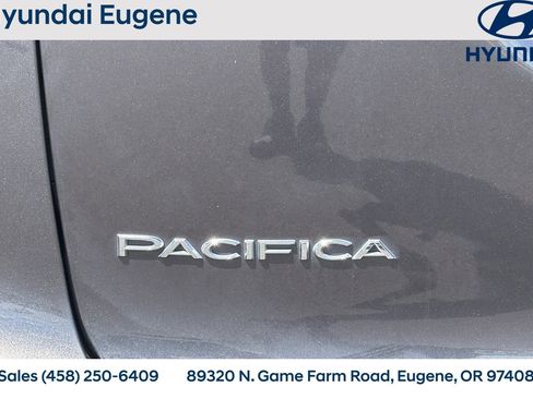 Used 2023 Chrysler Pacifica Touring-L FWD image 36