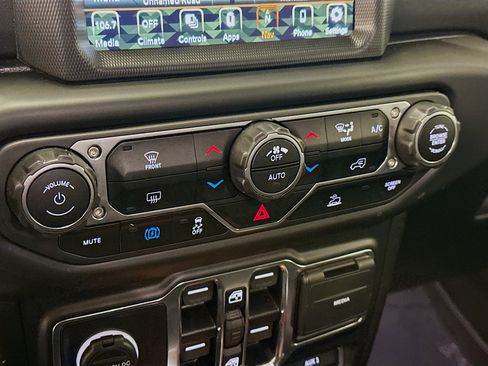 Used 2023 Jeep Wrangler Sahara image 24