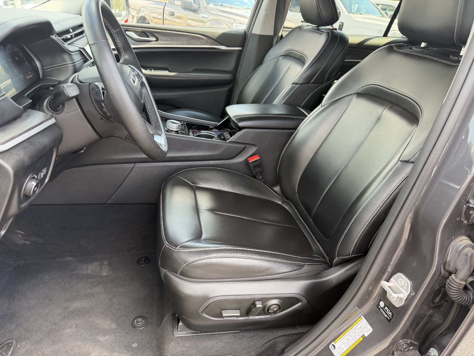 Used 2023 Jeep Grand Cherokee L Limited RWD image 11