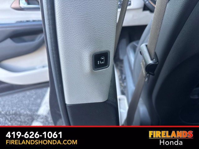 Used 2017 Chrysler Pacifica Touring-L Plus w/ Tire & Wheel Group FWD image 31