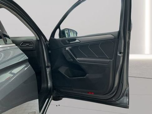 Certified 2024 Volkswagen Tiguan SE w/ Panoramic Sunroof Package AWD/4WD image 35