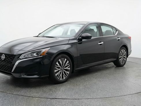 Used 2025 Nissan Altima 2.5 SV image 3