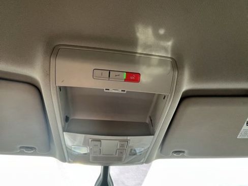 Used 2021 Volkswagen Atlas SE image 46