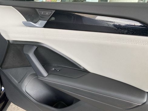 Used 2025 Volkswagen Tiguan SE w/ Panoramic Sunroof Package image 34