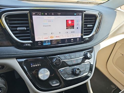 Used 2023 Chrysler Pacifica Limited w/ Uconnect Theater Family Group FWD image 21