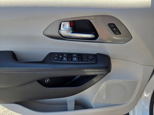 Used 2024 Chrysler Pacifica Limited FWD image 18