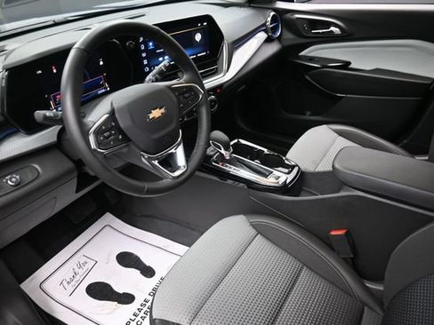 Used 2024 Chevrolet Trax LT w/ Sunroof Package FWD image 11