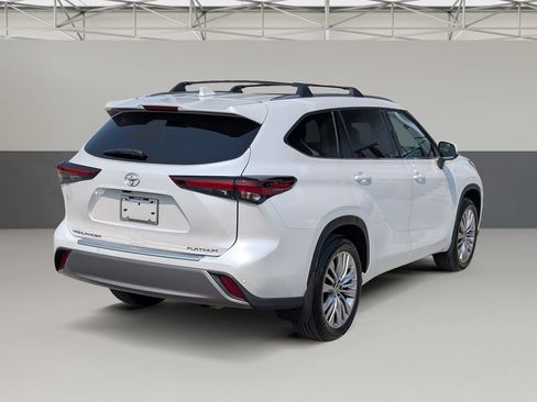 Used 2024 Toyota Highlander Platinum FWD image 11