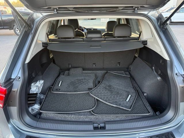 Used 2022 Volkswagen Tiguan SE AWD/4WD image 42