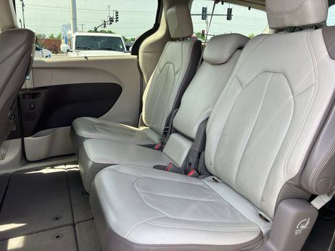 Used 2017 Chrysler Pacifica Touring-L Plus w/ Tire & Wheel Group FWD image 27