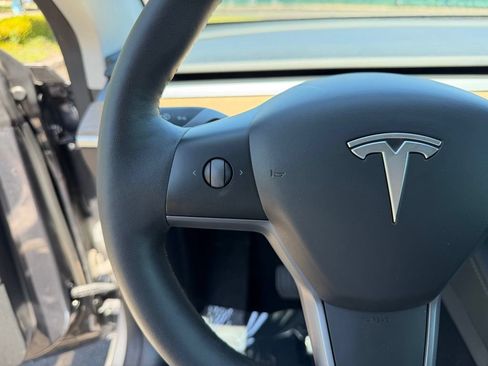 Used 2023 Tesla Model Y Long Range AWD/4WD image 18