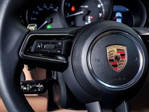 Certified 2025 Porsche Macan image 20