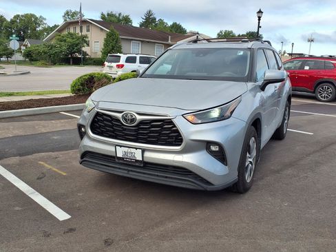 Used 2022 Toyota Highlander XLE AWD/4WD image 33