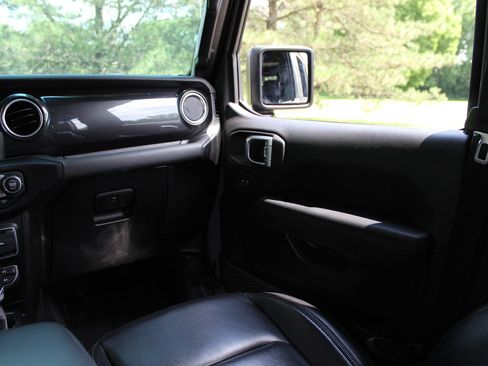 Used 2021 Jeep Wrangler Unlimited Sahara AWD/4WD image 11