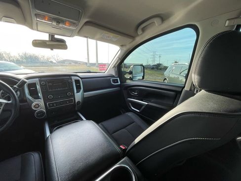 Used 2019 Nissan Titan PRO-4X image 19