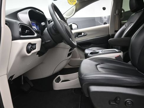 Used 2024 Chrysler Pacifica Touring-L FWD image 19