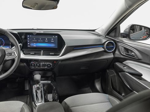 Used 2025 Chevrolet Trax LT w/ Driver Confidence Package image 28