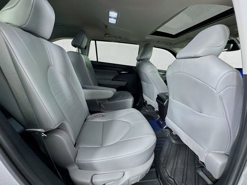 Used 2024 Toyota Highlander XLE image 30