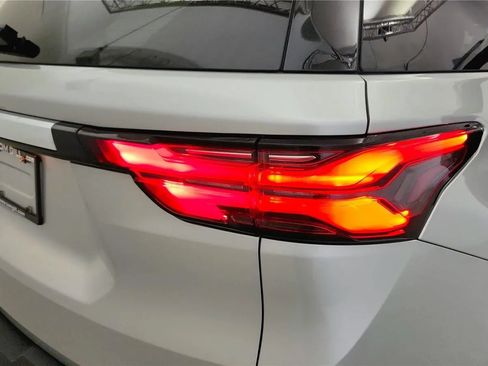 Used 2022 Chevrolet Traverse LT FWD image 36