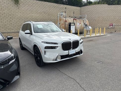 Used 2025 BMW X7 xDrive40i image 2