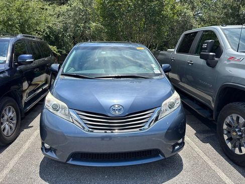 Used 2013 Toyota Sienna XLE FWD image 2