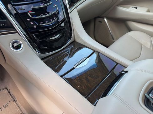 Used 2018 Cadillac Escalade Luxury AWD/4WD image 32