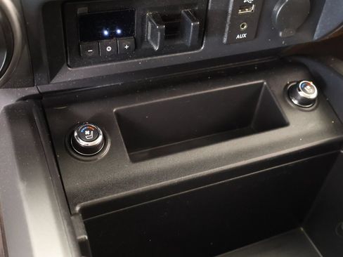 Used 2017 Nissan Titan Platinum Reserve AWD/4WD image 9