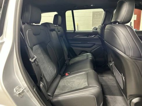 Used 2025 Jeep Grand Cherokee Altitude AWD/4WD image 17