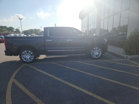 Used 2022 Chevrolet Silverado 1500 High Country w/ High Country Premium Package AWD/4WD image 6